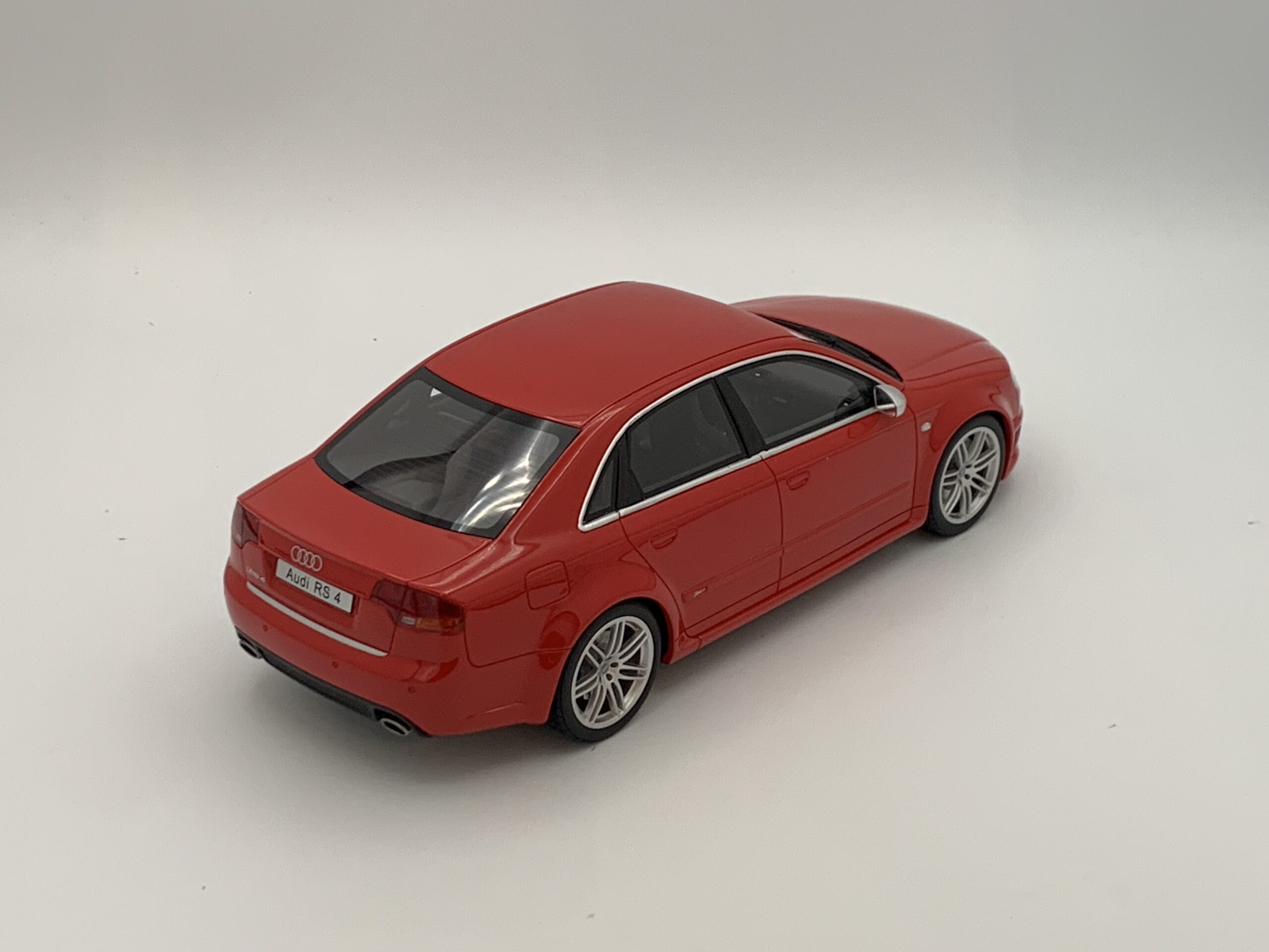 1:18 Audi RS4 B7 4.2 FSI 2005 rojo Otto Mobile OT400 | MCarcollection